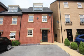 Stunning 3 bedroom home with free parking and wifi